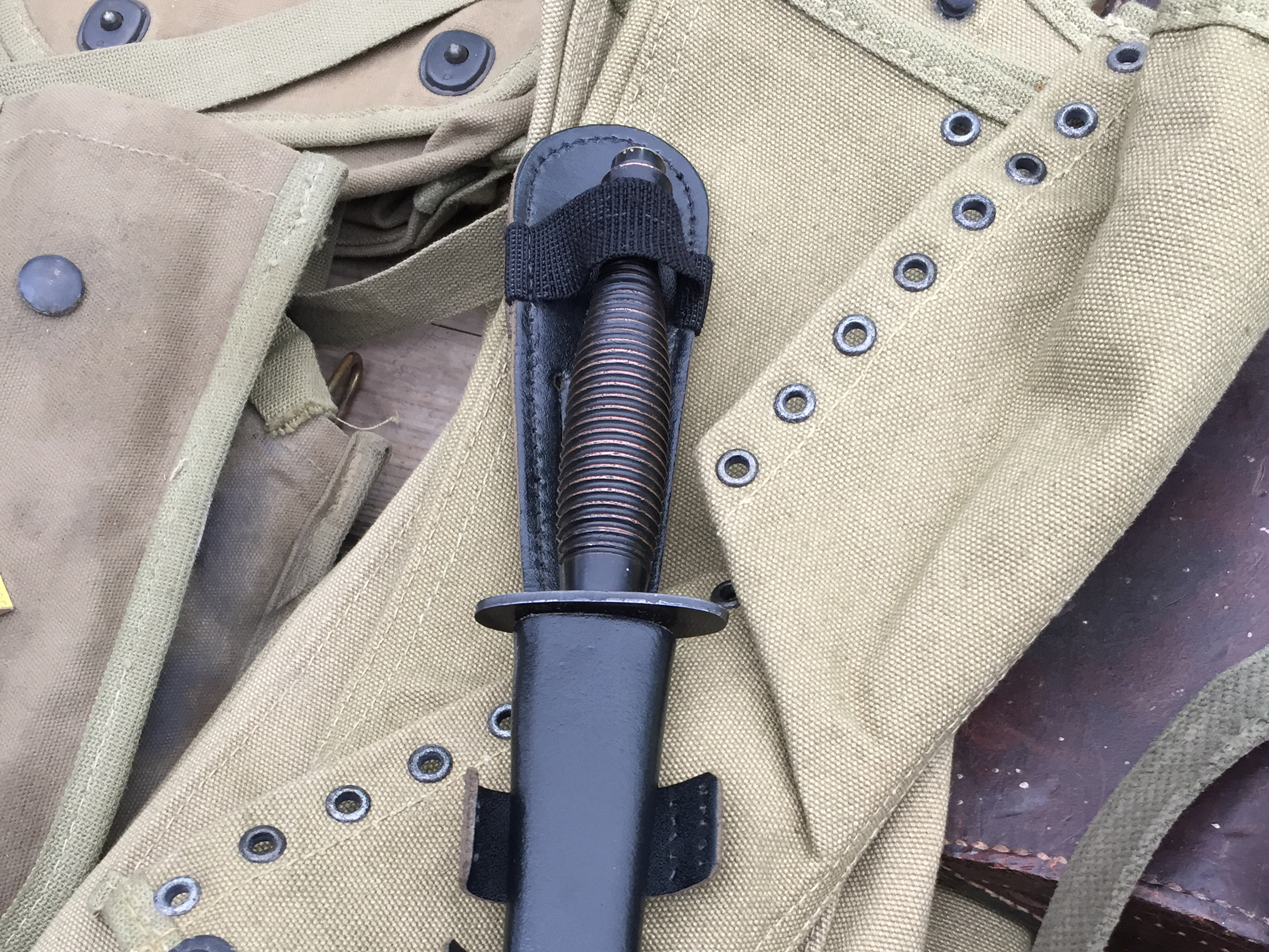 Militaire attributen en kaart op de achtergrond